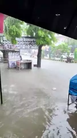 पलिया कलां में सुबह 6:00 बजे से पानी रुकने का नाम नहीं ले रहा है