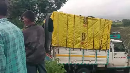 दिंडोरी: वनी सापुतारा रस्त्यावर वाहन चालकाचे नियंत्रण सुटल्याने अंबानेर शिवारात अपघात अपघातात जीवित हानी नाही