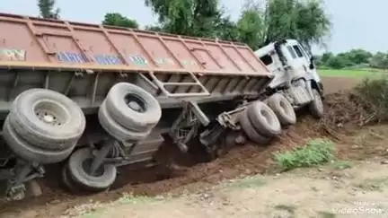 मालपुरा: जयपुर भीलवाड़ा स्टेट हाईवे पर अविकानगर के पास अनियंत्रित होकर खाई में पलटा बजरी से भरा ट्रेलर