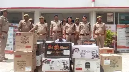 मऊ: बलिया मोड़ पर मैरेज हॉल से पुलिस और आबकारी विभाग की टीम ने ₹17 लाख बरामद किए, एक व्यक्ति को किया गिरफ्तार
