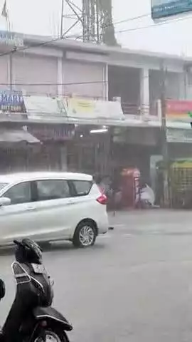 पलिया कला में सुबह 6:00 बजे मुसलाधर बारिश हो रही है जनजीवन अस्त-व्यस्त हो गया है