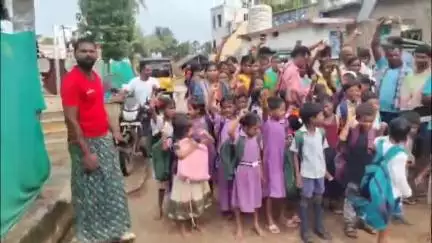 శ్రీకాకుళం: మాబడి మాకు కావాలి అంటూ న్యాయపోరాటానికి దిగిన భగవందసుపేట గ్రామ విద్యార్థులు తల్లిదండ్రులు