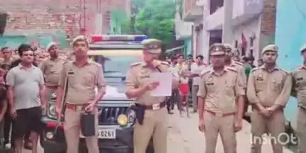 औरैया: पुलिस ने अपराधी के घर पहुंचकर बजाई डुगडुगी, कोतवाल ने नोटिस चस्पा कर 6 माह तक जनपद में न दिखने का सुनाया फरमान