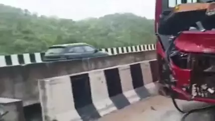 गोगुन्दा: गोगुंदा पिंडवाड़ा हाईवे पर बस और ट्रेलर की भिड़ंत, 6 लोग घायल, दो ट्रेलरों के बीच फंसी अशोक ट्रावेल्स की बस