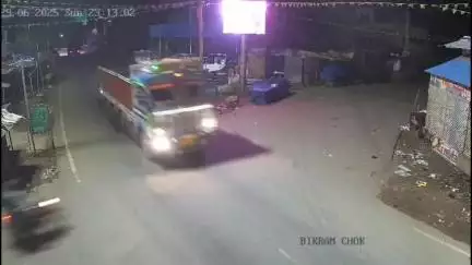 बिक्रम: शहीद चौक के पास बाइक ने ट्रक में मारी जोरदार टक्कर, तीन युवक घायल