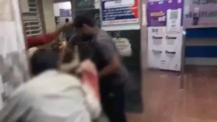 दमोह: पथरिया फाटक क्षेत्र में कुत्ते के काटने पर दो पक्षों में विवाद, तलवार से हमले में घायल पिता-पुत्र अस्पताल में भर्ती