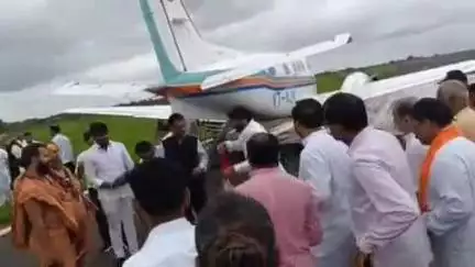 खंडवा: दादाजी मंदिर के नव निर्माण को लेकर खंडवा हेलीपैड पर पहुंचे छोटे सरकार, समर्थकों ने किया स्वागत