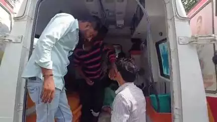 दतिया नगर: रतनगढ़ माता मंदिर जा रहा मिनी ट्रक पलटा, दो दर्जन से ज़्यादा लोग घायल, ज़िला अस्पताल में इलाज जारी