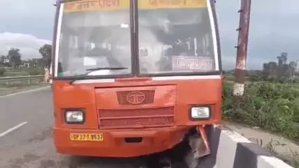 पीलीभीत: उदय करनपुर के पास टायर फटने से बस रेलिंग से टकराई, बस में 25 से 30 यात्री थे, बड़ा हादसा टला