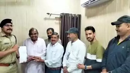 चम्पावत: पत्रकारों ने टनकपुर में वरिष्ठ पत्रकार बाबूलाल पर हुए हमले की आलोचना की, आरोपियों की गिरफ्तारी की मांग की