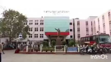 रायपुर: इंसानियत दिखाते हुए मेकाहारा अस्पताल पहुंचे, सड़क पर पड़े घायल व्यक्ति का इलाज कराने, जूनियर डॉक्टरों पर मारपीट का आरोप