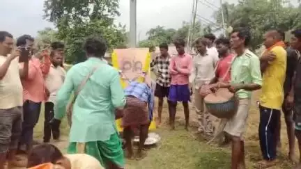 ময়ূরেশ্বর ১: বেগুনিয়া আদিবাসী পাড়ায় হুল দিবস পালন করল আদিবাসী সংগঠনের সদস্যরা