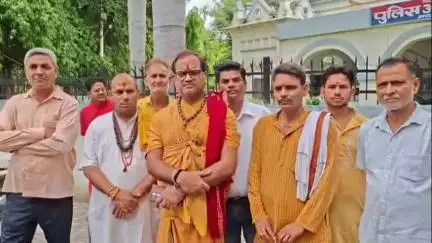 मैनपुरी: इटावा में यादवों द्वारा ब्राह्मणों पर किए गए दुर्व्यवहार को लेकर ब्राह्मण समाज ने एसपी और डीएम को ज्ञापन दिया