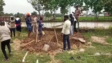 नौगढ़: मोहाना थाना क्षेत्र के बर्डपुर नंबर 10 के टोला शिवकोटवा में एसडीएम सदर की मौजूदगी में निकाला गया युवक का शव