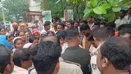 କଣ୍ଟାବାଞ୍ଜି: କଣ୍ଟାବାଞ୍ଜି ଥାନା ସମ୍ମୁଖରେ ଚାପା ଉତ୍ତେଜନା ,ଯୁବକ ଙ୍କ ଗଳିତ ମୃତଦେହ ଉଦ୍ଧାର ଘଟଣା- ଅଭିଯୁକ୍ତ ଙ୍କୁ ଫାସୀ ଦେବା ଦାବିରେ  ଥାନା ଘେରାଉ