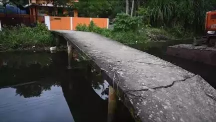 കൊടുങ്ങല്ലൂർ: എടവിലങ്ങിൽ പെരുന്തോടിന് കുറുകെയുള്ള നടപ്പാലം തകർന്നു, മുന്നൂറോളം കുടുംബങ്ങൾക്ക് വഴിയടഞ്ഞു