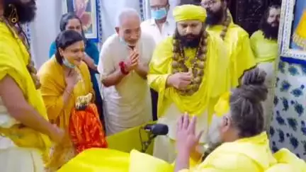 मथुरा: वृंदावन में प्रधानमंत्री मोदी के भाई ने प्रेमानंद महाराज से मिलकर भक्ति के मार्ग पर चलने का दिया मूल मंत्र