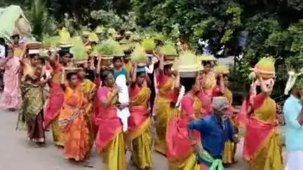 புவனகிரி: புவனகிரி அமிர்தவல்லி மாரியம்மன் ஆலயத்தில் முளைப்பாரி ஊர்வலம் ஏராளமானவர்கள் பங்கேற்றனர்.