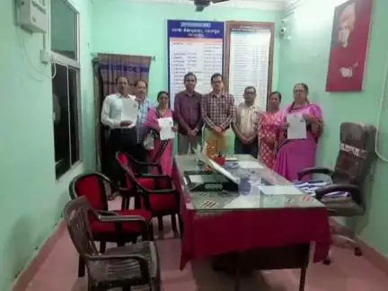 ସୋନପୁର: ସୋନପୁର ବି ଇ ଓ ଙ୍କ କାର୍ଯ୍ୟାଳୟରେ ଚାରିଜଣ ଶିକ୍ଷକ ଶିକ୍ଷୟତ୍ରୀଙ୍କୁ ବିଦାୟ କାଳୀନ ସମ୍ବର୍ଦ୍ଧନା ସହ ଫାଇନାଲ ପେନସନ ପ୍ରଦାନ