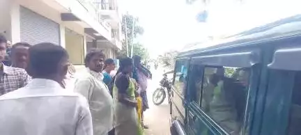 ಹನೂರು: ಹುಲಿಗಳ ಸಾವು ಪ್ರಕರಣ ಆರೋಪಿಗಳು ಹನೂರಿನ ನ್ಯಾಯಾಲಯಕ್ಕೆ; ಗಮನ ಸೆಳೆದ ಮಹಿಳೆಯ ಭಾವುಕ ಪ್ರಶ್ನೆ?