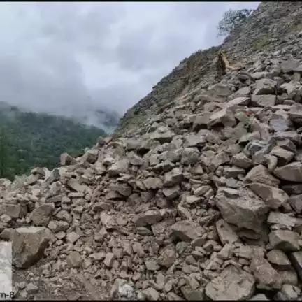 टिहरी: टिहरी जनपद में भारी बारिश के कारण नरेंद्रनगर-रानीपोखरी सड़क मार्ग मलवा और बोल्डर आने से बंद