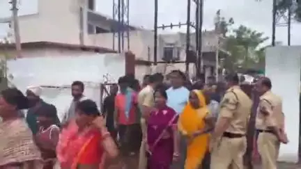 साजा: साजा में बोलेरो कांड को लेकर सैकड़ों लोगों ने साजा थाना पहुंचकर किया हंगामा, मृतक के परिवार को मुआवजा देने की मांग