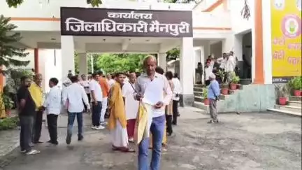 मैनपुरी: एलाऊ क्षेत्र में तालाब पर दबंगों द्वारा किए गए कब्जे को लेकर पीड़ित ने डीएम से की शिकायत