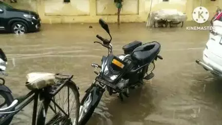 बस्ती: बस्ती जिले के जिला अधिकारी जाने वाले रोड पर महज आधे घंटे की बरसात से हुआ जल भराव, लोगों को हो रही परेशानी