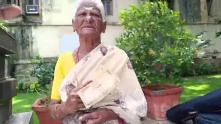 கோவை தெற்கு: ஆட்சியர் அலுவலகத்தில் 15 ஆயிரம் ரூபாய் பழைய ரூபாய் நோட்டுகளை மாற்ற முடியாமல் மூதாட்டி ஆட்சியரிடம் மனு