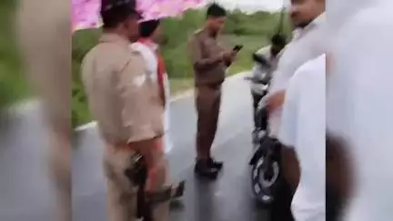 चकरनगर: सहसों इलाके में सड़क दुर्घटना में घायल महिला को सपा विधायक राघवेंद्र गौतम ने अस्पताल पहुँचाया