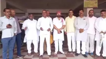 आज़मगढ़: प्रदेश मंत्री हलदर दुबे के नेतृत्व में ब्राह्मणों ने डीएम को सौंपा ज्ञापन, कहा- अखिलेश के आगमन का करेंगे विरोध