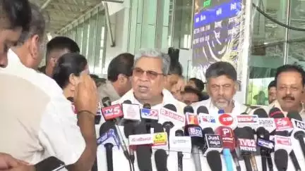 ಮೈಸೂರು: ನಮ್ಮ ಸರ್ಕಾರ 5 ವರ್ಷ ಬಂಡೆ ತರ ಗಟ್ಟಿಯಾಗಿರುತ್ತೆ ಎಂದು ವಿಮಾನ ನಿಲ್ದಾಣದಲ್ಲಿ ಸಿಎಂ ಡಿಸಿಎಂ ಶಕ್ತಿ ಪ್ರದರ್ಶನ