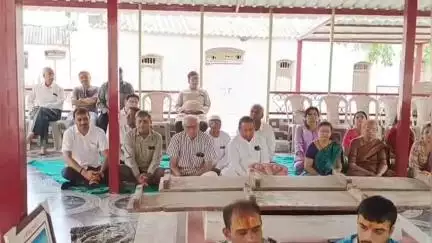જામનગર શહેર: સંસ્કૃત પાઠશાળા ખાતે પ્લેન દુર્ઘટનાના દિવંગતોને  સમસ્ત બ્રહ્મસમાજ ટ્રસ્ટ દ્વારા શ્રદ્ધાંજલિ અર્પવા શાંતિયજ્ઞ યોજાયો