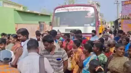 விருத்தாசலம்: குடிநீர் வழங்காததால் எருமனூரில் காலி குடங்களுடன் பொதுமக்கள் சாலை மறியல் போராட்டம். போலீசாருடன் வாக்குவாதம் ஏற்பட்டதால் பரபரப்பு