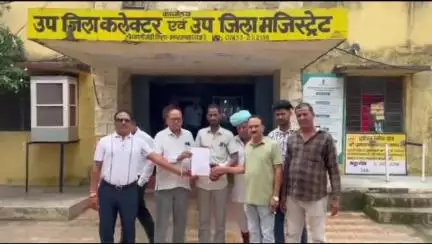 पचपहाड़: गुराडियाजोगा व सरोद के ग्रामीणों ने सड़क पुलिया निर्माण की मांग को लेकर सौंपा ज्ञापन, चक्का जाम की दी चेतावनी