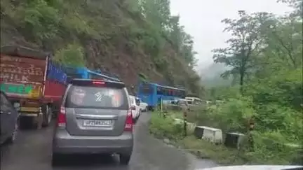 पिथौरागढ़: टनकपुर पिथौरागढ़ नेशनल हाईवे लैंडस्लाइड के चलते घाट के पास हुआ बंद