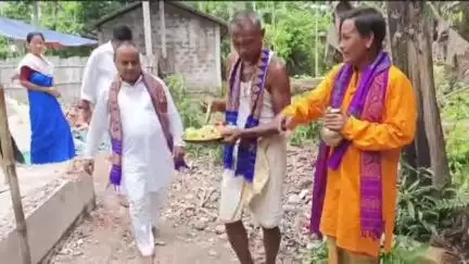 ওদালগুৰি: ঝিলকাপাৰা আৰু কলাইগাঁৱত বাথৌ মন্দিৰৰ মনিকূট আৰু বাসন্তী মন্দিৰৰ সভাগৃহ নিৰ্মাণৰ আধাৰশিলা স্থাপন কৰে ইএম দিগন্ত বৰুৱাই