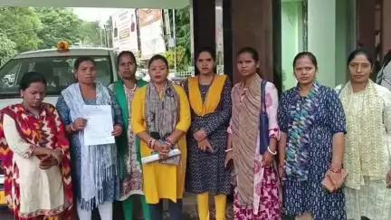 ଫୁଲବାଣୀ ସହର: ଫୁଲବାଣୀ ଜିଲ୍ଲାପାଳ ଙ୍କ କାଯ୍ୟାଳୟ ଠାରେ ଅଭିଯୋଗ କରିଛନ୍ତି ଭ୍ରାମ୍ୟମାଣପ୍ରସବ ଯାନ, ସ୍ୱସ୍ଥ୍ୟ କର୍ମୀ