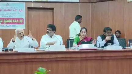 ಕಾರವಾರ: ಜಿಪಂ ಸಭಾಭವನದಲ್ಲಿ ಕೆಡಿಪಿ ಸಭೆಯಲ್ಲಿ ಅಧಿಕಾರಿಗಳನ್ನು ತರಾಟೆಗೆ ತೆಗೆದುಕೊಂಡ ಶಾಸಕ ಆರ್.ವಿ.ದೇಶಪಾಂಡೆ