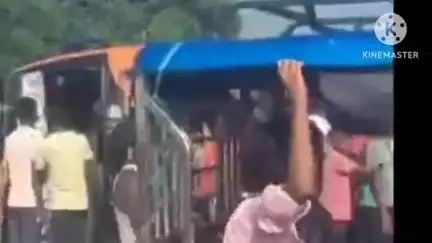 छपरा: उमधा फोरलेन के पास डंपर से टकराकर बस पलटी, 13 यात्री घायल