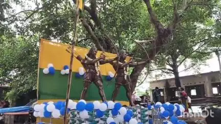 জামালপুর: জামালপুর বাস স্ট্যান্ড চত্বরে সিধু কানুর মূর্তিতে মাল্য দান করে হুল দিবস উপলক্ষে উপস্থিত বিধায়ক