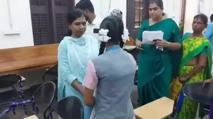 புதுக்கோட்டை: தமிழ் தேர்வில் 99 மதிப்பெண் பெற்ற மாணவர்களுக்கு வாழ்த்து தெரிவித்து ஆலோசனைகளை வழங்கினார் ஆட்சியரகத்தில் ஆட்சியர் அருணா