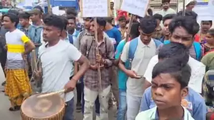 ইংরেজবাজার: হুল দিবসে সরকারি ছুটির দাবিতে মালদা কলেজ ময়দান থেকে পদযাত্রা এসটি স্টুডেন্টস ইউনিয়নের