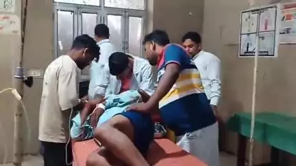 मैनपुरी: बेवर क्षेत्र में खड़े ट्रैक्टर में डंपर ने मारी टक्कर, दो लोग हुए घायल