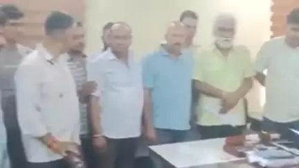 झुंझुनू: झुंझुनू रोडवेज बस स्टैंड के आसपास के दुकानदारों ने आयुक्त को ज्ञापन दिया, सड़कों से अतिक्रमण हटाने की मांग की