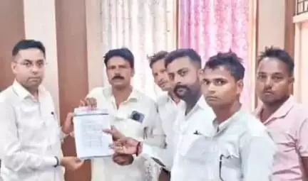 नौगढ़: परिषदीय विद्यालयों के संबंध में आजाद अधिकार सेना के लोगों ने राष्ट्रपति को भेजने हेतु DM को ज्ञापन दिया