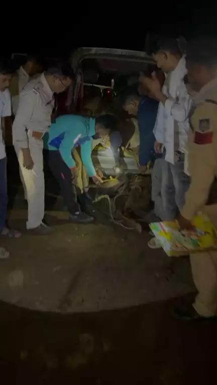 राष्ट्रीय हिंदू सेना के पदाधिकारियों ने पकड़ी गोवंश भरी लक्ज़री कार 8 नग गोवंश कुर्ता पूर्व भरें हुए थे