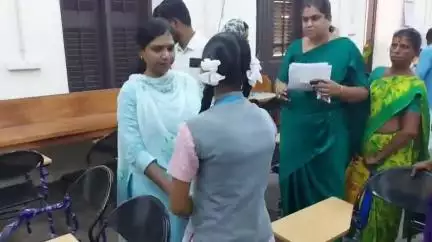 புதுக்கோட்டை: அரசு பொதுத்தேர்வில் தமிழ் பாடத்தில் 99 மதிப்பெண்கள் பெற்ற மாணவர்களுக்கு வாழ்த்து தெரிவித்து ஆலோசனை வழங்கிய ஆட்சியர் அருணா ஆட்சியரகத்தில்