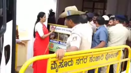 ಮೈಸೂರು: ಕಾವೇರಿಗೆ ಬಾಗಿನ ಅರ್ಪಿಸಲು ತೆರಳುತ್ತಿದ್ದ ಮುಖ್ಯಮಂತ್ರಿ ಸಿದ್ದರಾಮಯ್ಯ ಅವರಿಗೆ ಶುಭ ಕೋರಿದ ಮಳೆರಾಯ
