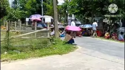 তেলিয়ামুড়া: একলব্যস্কুলেরহোস্টেলের বন্ধহওয়া কাজ পুনরায় চালু করার জন্য তেঃমুড়া উঃমহারানীপুর সড়কঅবরোধ করে উঃমহারানীপুর এলাকারলোকজন